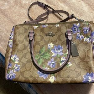 Coach purse lots of pockets barely used great condition